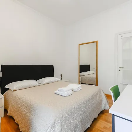 Appartamento Con Due Stanze In Via Lattanzio Πανσιόν *