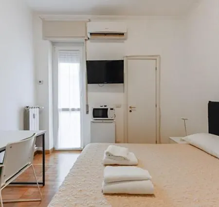 Appartamento Con Due Stanze In Via Lattanzio Πανσιόν Μιλάνο